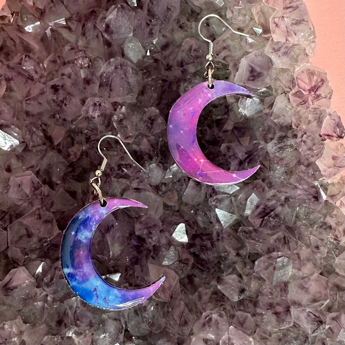 Orecchini a mezzaluna – Effetto galassia viola e blu