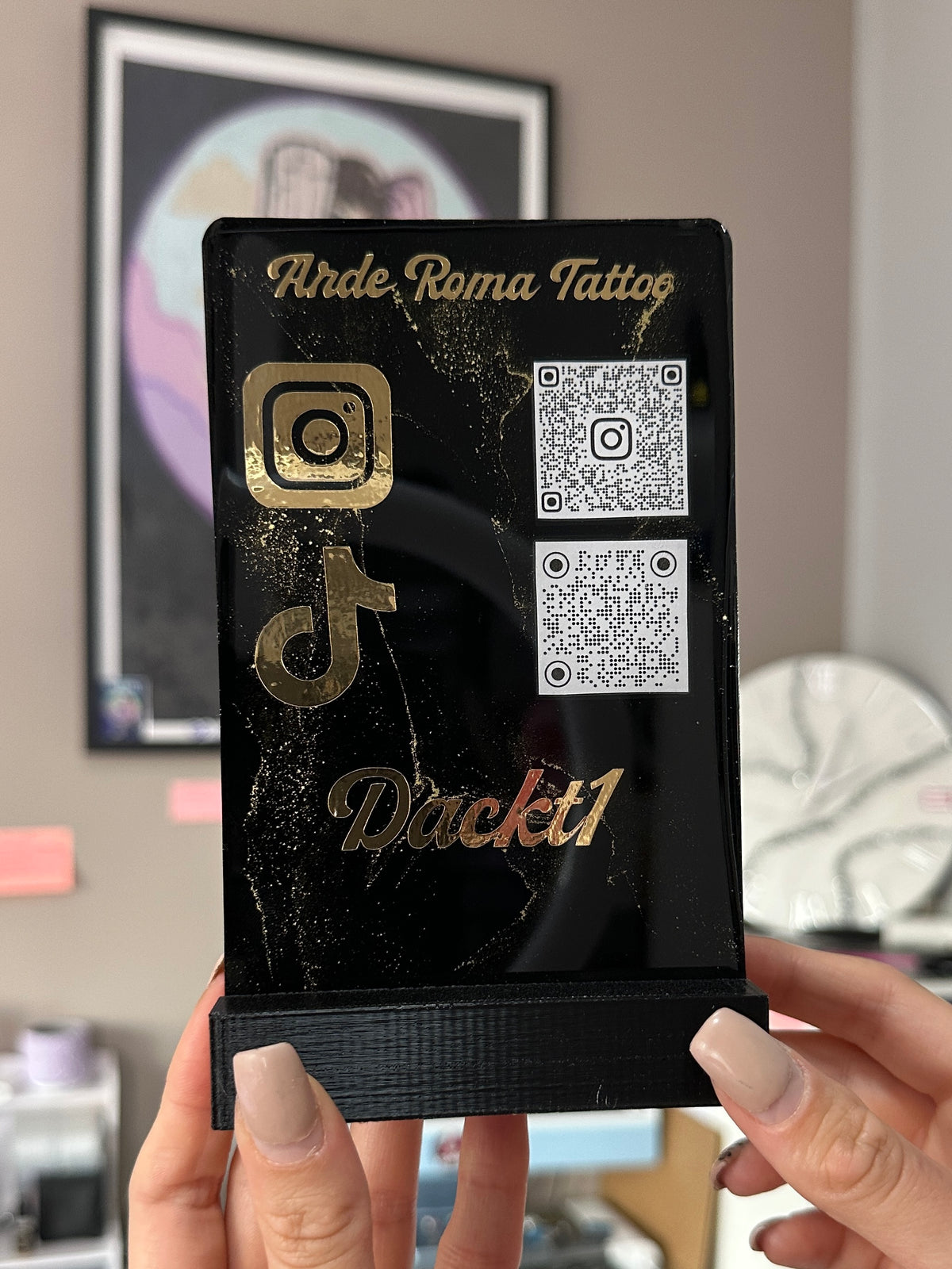 Social Tag personalizzato in resina con QR code