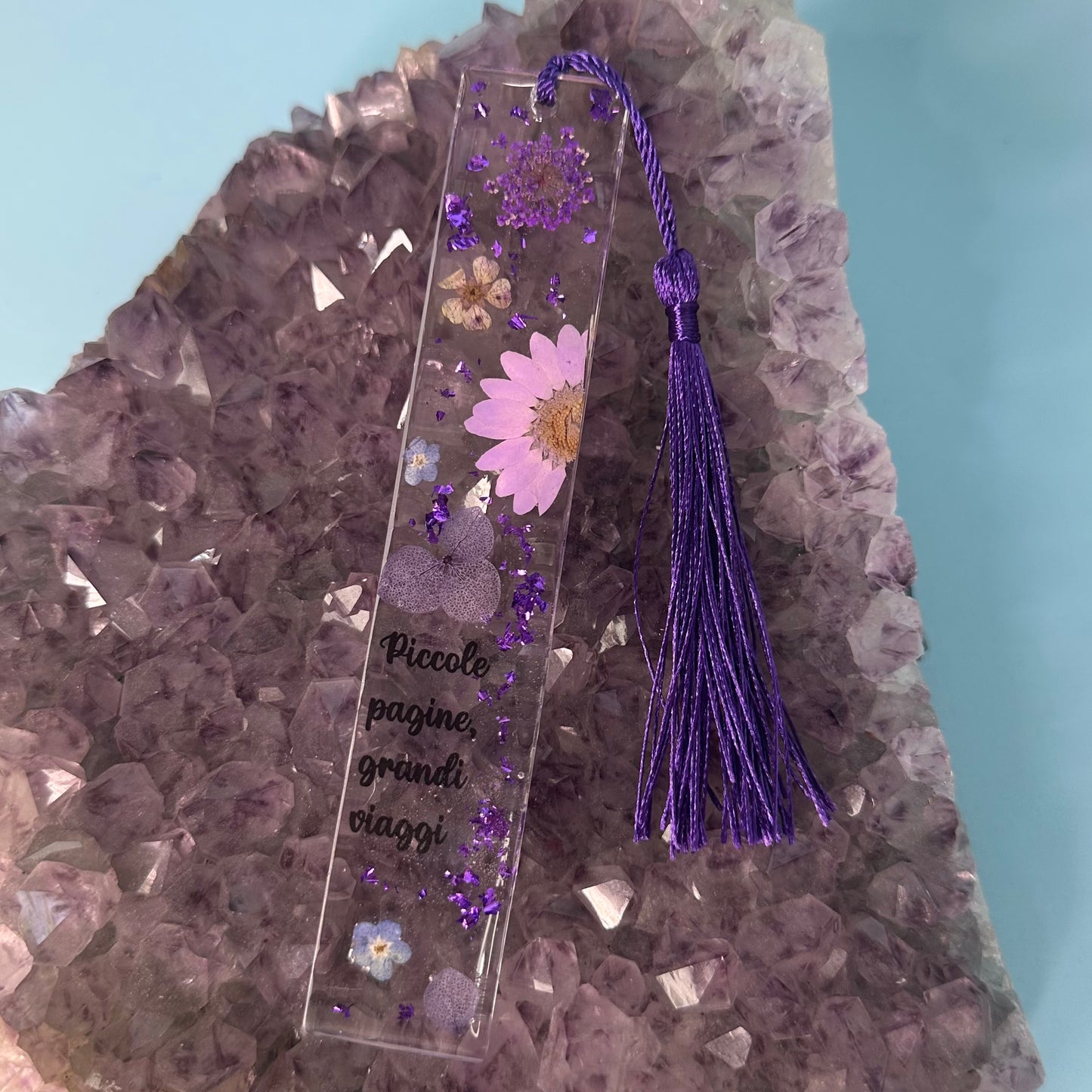 Segnalibro con fiori secchi viola