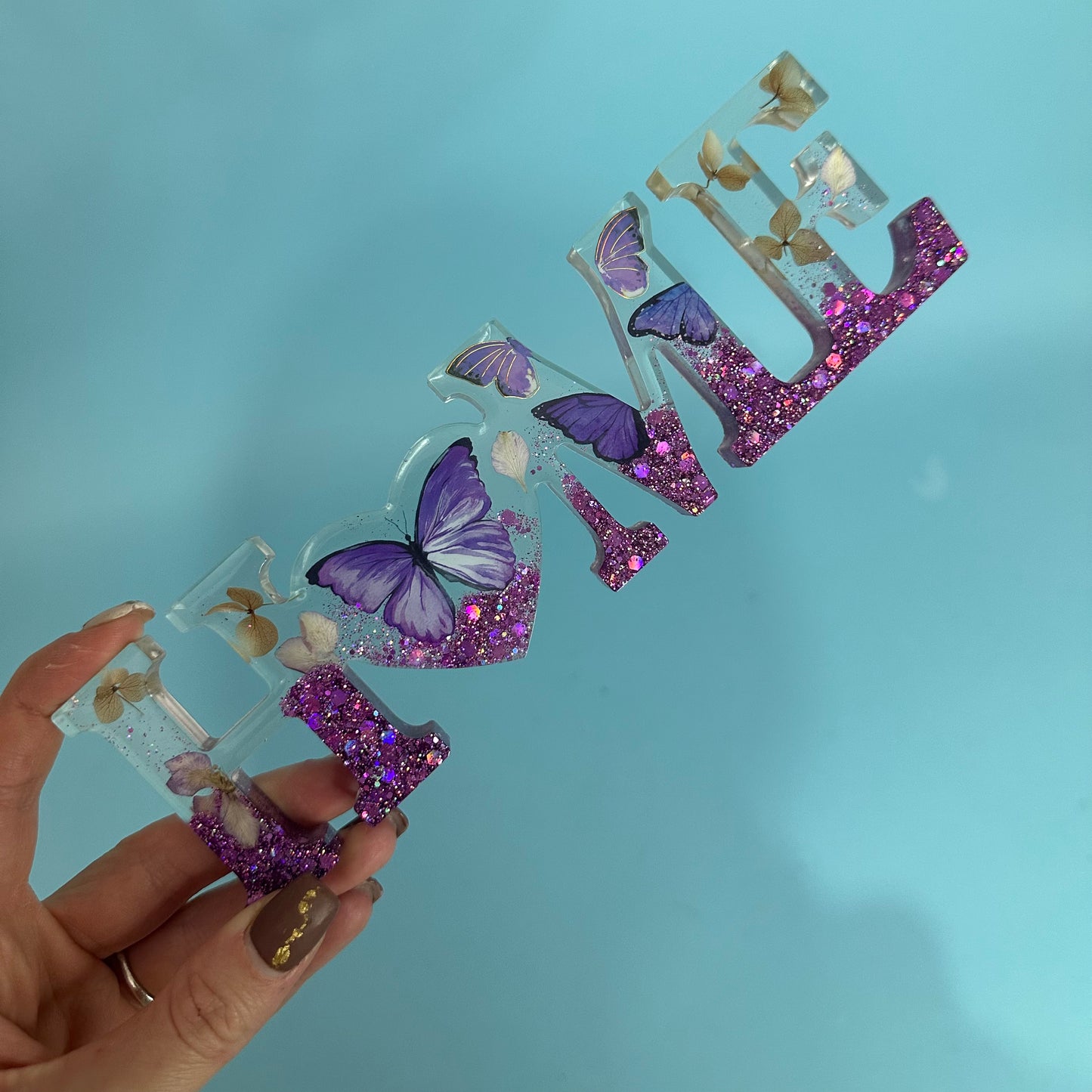 ✨ Scritta Decorativa “Home” Viola Con Farfalle