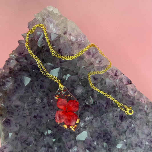 Collana con fiore rosso e foglia oro