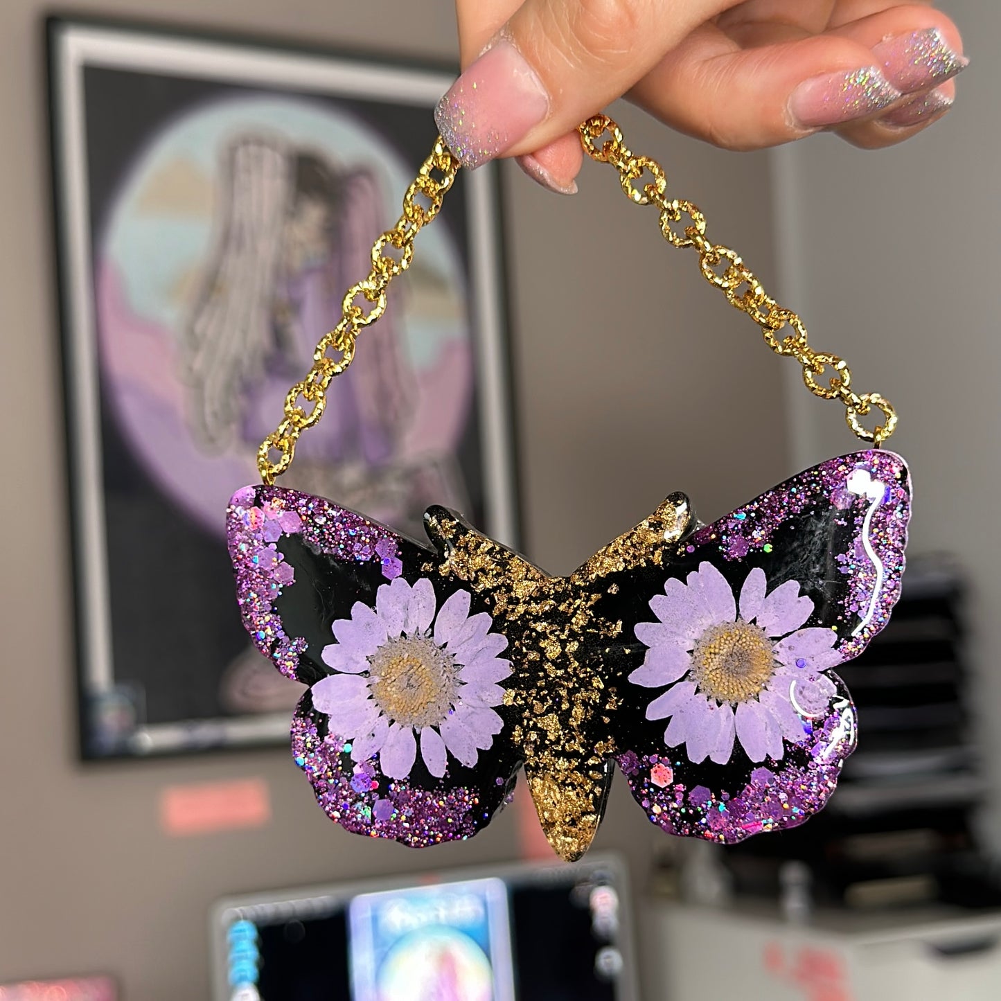 Farfalla decorativa – Fiori secchi, glitter e foglia oro