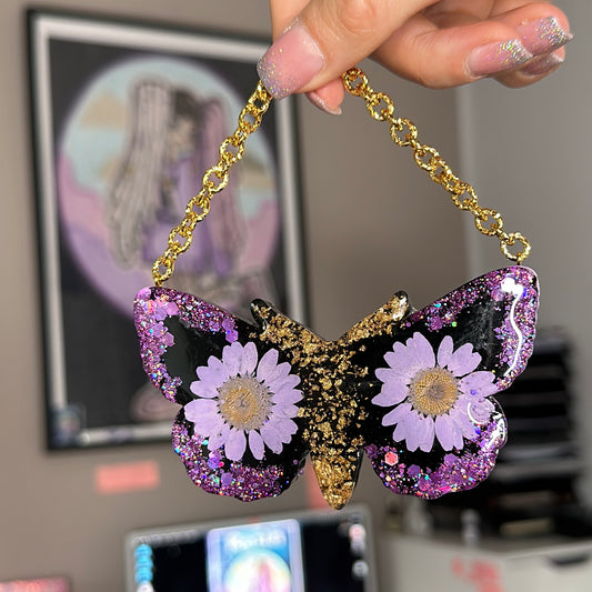 Farfalla decorativa – Fiori secchi, glitter e foglia oro